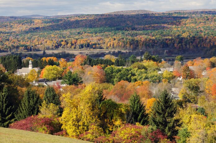 10 Must-Visit Small Towns in New Hampshire for Fall Leaves | Places.Travel